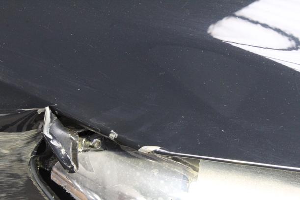 Foto: MOTORHAUBE eines Peugeot 206+ 60