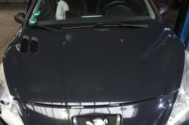 Foto: MOTORHAUBE eines Peugeot 206+ 60