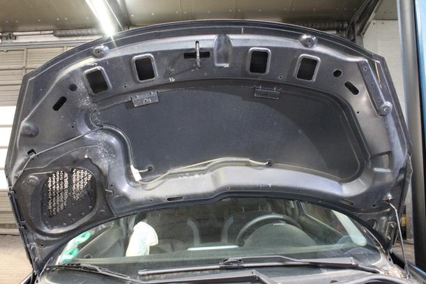 Foto: MOTORHAUBE eines Peugeot 206+ 60
