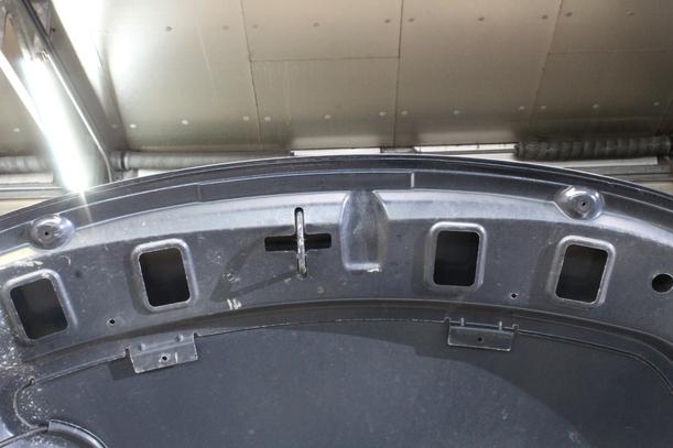 Foto: MOTORHAUBE eines Peugeot 206+ 60