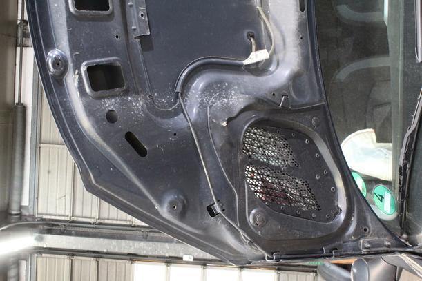 Foto: MOTORHAUBE eines Peugeot 206+ 60