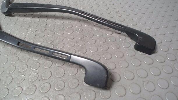 Foto: SCHEIBENWISCHERARME VORN eines BMW 335d Coupe Aut.
