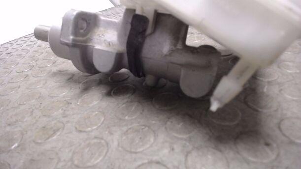 Foto: HAUPTBREMSZYLINDER eines Peugeot 206+ 60