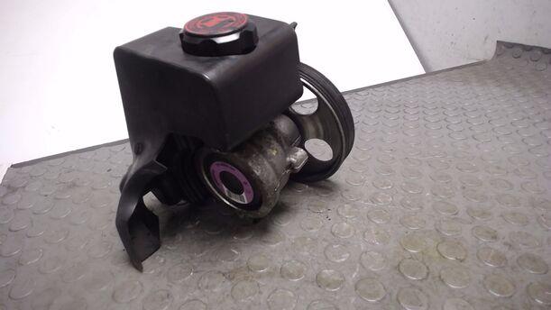 Foto: PUMPE SERVOLENKUNG / LENKGETRIEBEPUMPE eines Peugeot 206+ 60