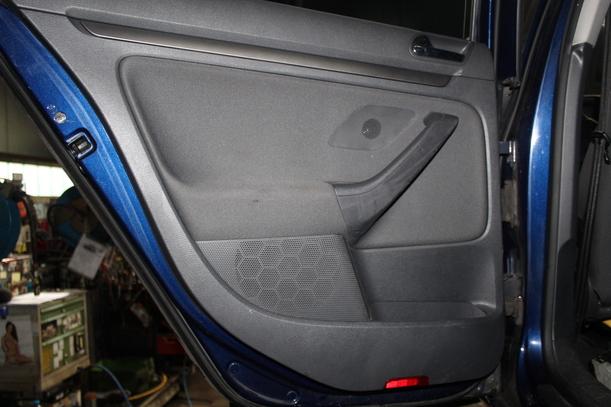 Foto: TÜR HINTEN LINKS ( LIMOUSINE ) eines VW Golf 1.4 FSI