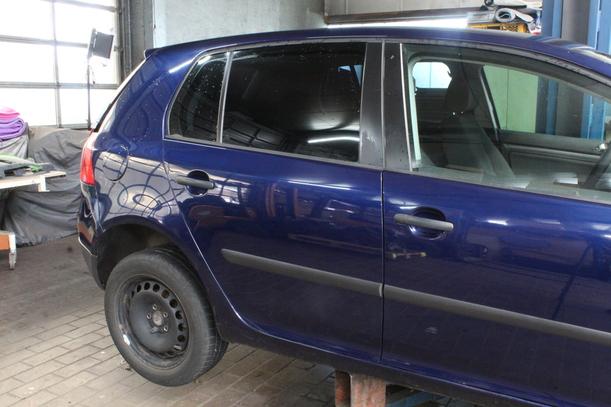 Foto: TÜR HINTEN RECHTS ( LIMOUSINE ) eines VW Golf 1.4 FSI