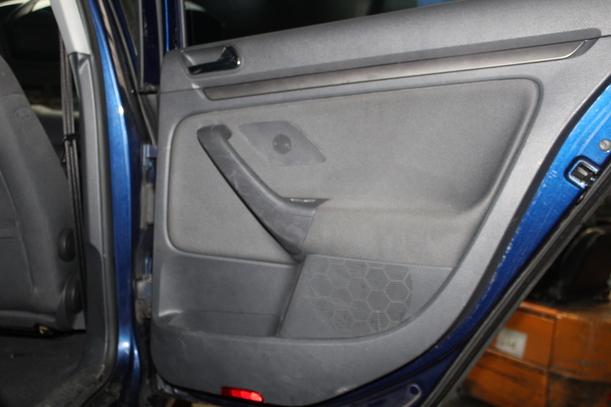 Foto: TÜR HINTEN RECHTS ( LIMOUSINE ) eines VW Golf 1.4 FSI