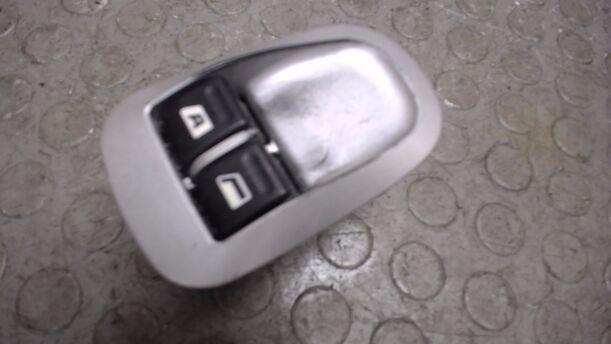 Foto: FENSTERHEBERSCHALTER eines Peugeot 206+ 60