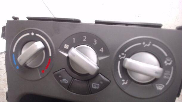 Foto: HEIZUNGSBETÄTIGUNG (OHNE KLIMA) eines Suzuki Splash 1.0
