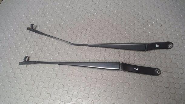 Foto: SCHEIBENWISCHERARME VORN eines VW Golf 1.4 FSI