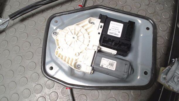 Foto: FENSTERHEBER ELEKTRISCH VORN RECHTS ( 4/5 TÜRER ) eines VW Golf 1.4 FSI