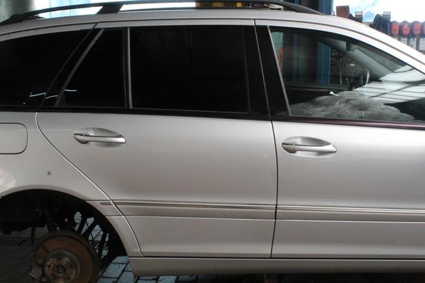 Foto: TÜR HINTEN RECHTS ( T MODELL ) eines Mercedes-Benz C 180 T Kompressor Automatik