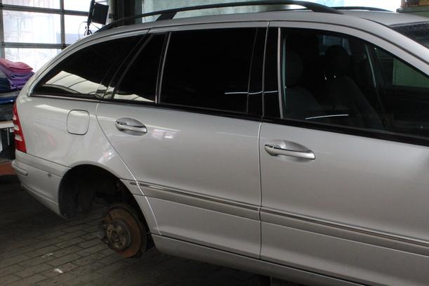 Foto: TÜR HINTEN RECHTS ( T MODELL ) eines Mercedes-Benz C 180 T Kompressor Automatik