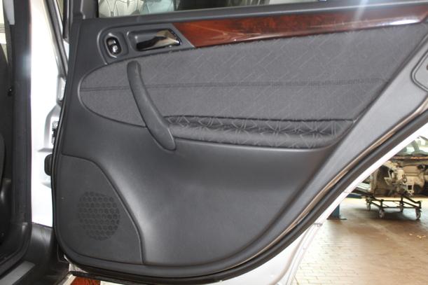 Foto: TÜR HINTEN RECHTS ( T MODELL ) eines Mercedes-Benz C 180 T Kompressor Automatik