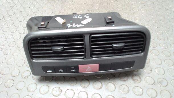 Foto: WARNBLINKSCHALTER / SCHALTERSET / LÜFTUNGSGITTER eines Fiat Grande Punto 1.4 8V Comfort