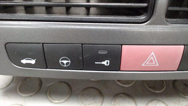 Foto: WARNBLINKSCHALTER / SCHALTERSET / LÜFTUNGSGITTER eines Fiat Grande Punto 1.4 8V Comfort