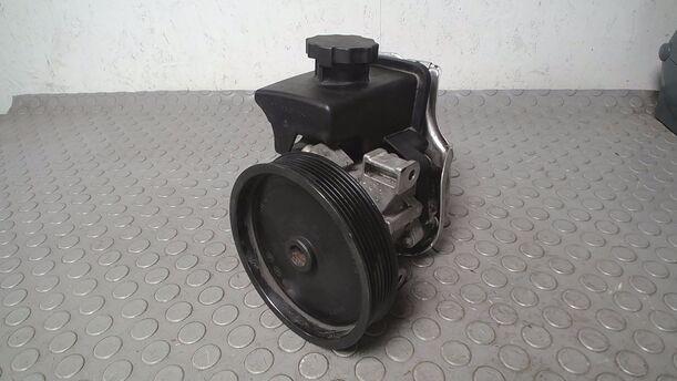 Foto: SERVOPUMPE/ PUMPE SERVOLENKUNG eines Mercedes-Benz C 180 T Kompressor Automatik Comfort