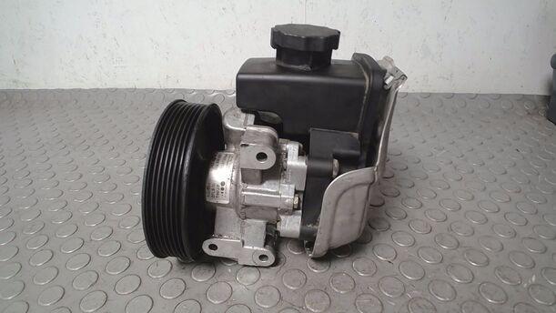 Foto: SERVOPUMPE/ PUMPE SERVOLENKUNG eines Mercedes-Benz C 180 T Kompressor Automatik Comfort