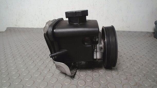Foto: SERVOPUMPE/ PUMPE SERVOLENKUNG eines Mercedes-Benz C 180 T Kompressor Automatik Comfort