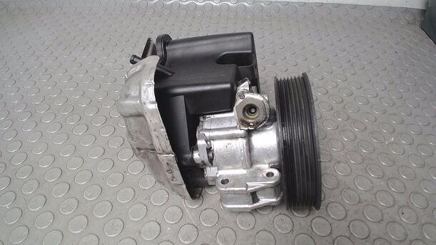 Foto: SERVOPUMPE/ PUMPE SERVOLENKUNG eines Mercedes-Benz C 180 T Kompressor Automatik Comfort