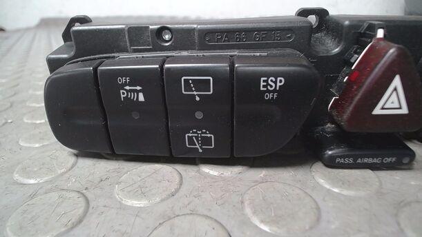 Foto: SCHALTERLEISTE MITTELKONSOLE eines Mercedes-Benz C 180 T Kompressor Automatik Comfort