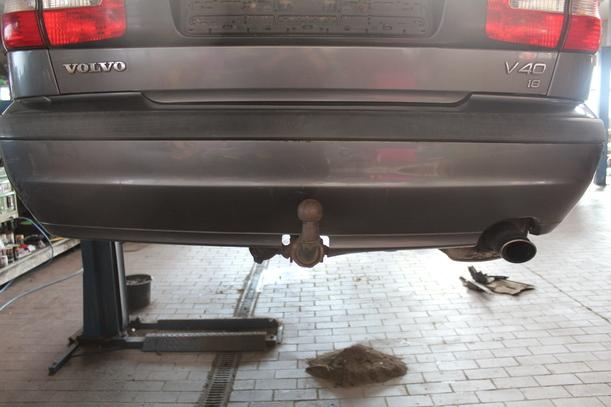 Foto: STOSSFÄNGER/ STOßSTANGE HINTEN ( FACELIFT ) eines Volvo V40 1.8 Special
