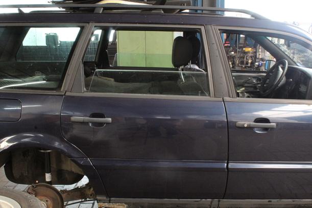 Foto: TÜR HINTEN RECHTS ( VARIANT / MOD 94 ) eines VW Passat Variant 1.6