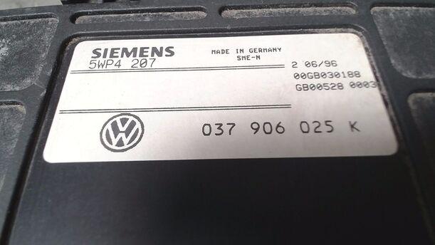 Foto: STEUERGERÄT EINSPRITZUNG/ MOTORSTEUERGERÄT eines VW Passat Variant 1.6