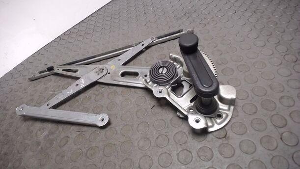 Foto: FENSTERHEBER VORN LINKS (3-TÜRER-MECHANISCH) eines Toyota Yaris 1.3 VVT-i Multi Mode CL