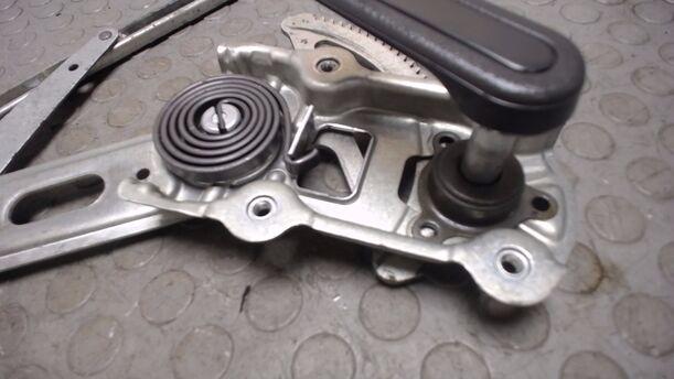 Foto: FENSTERHEBER VORN LINKS (3-TÜRER-MECHANISCH) eines Toyota Yaris 1.3 VVT-i Multi Mode CL