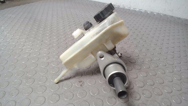 Foto: HAUPTBREMSZYLINDER eines VW Passat Variant 1.6 CL