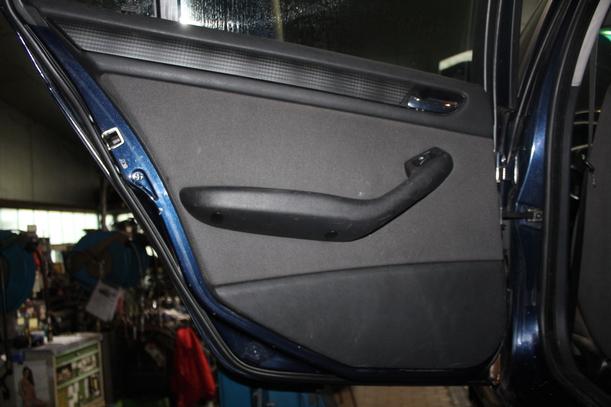 Foto: TÜR HINTEN LINKS ( TOURING ) eines BMW 316i touring GLX
