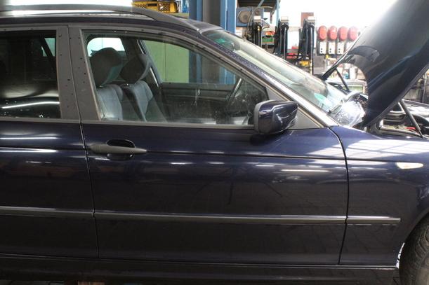 Foto: TÜR VORN RECHTS ( TOURING ) eines BMW 316i touring GLX