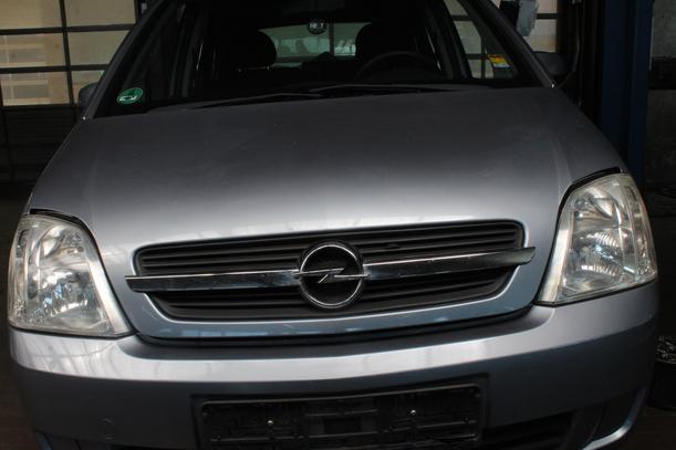 Foto: MOTORHAUBE eines Opel Meriva 1.4 TS