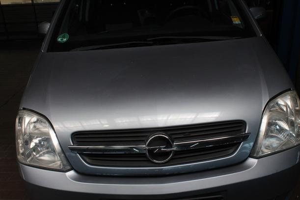 Foto: MOTORHAUBE eines Opel Meriva 1.4 TS