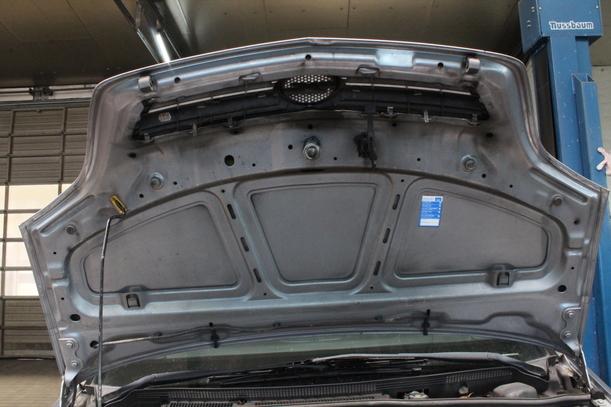 Foto: MOTORHAUBE eines Opel Meriva 1.4 TS