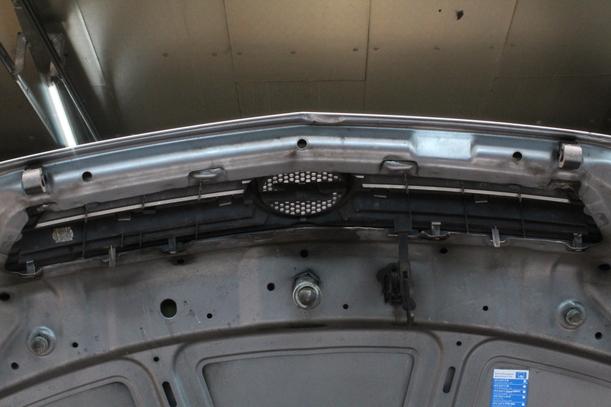 Foto: MOTORHAUBE eines Opel Meriva 1.4 TS