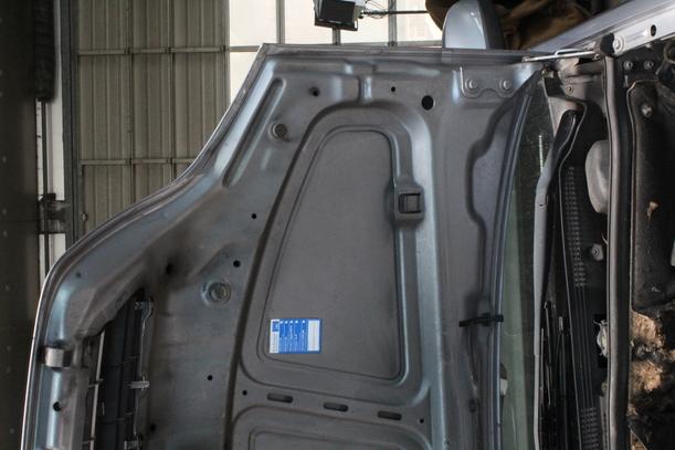 Foto: MOTORHAUBE eines Opel Meriva 1.4 TS