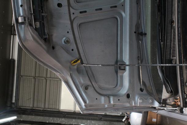 Foto: MOTORHAUBE eines Opel Meriva 1.4 TS