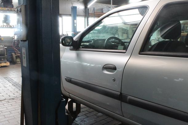 Foto: TÜR VORN LINKS ( 4/5 TÜRER ) eines Renault Clio 1.2 16V TS