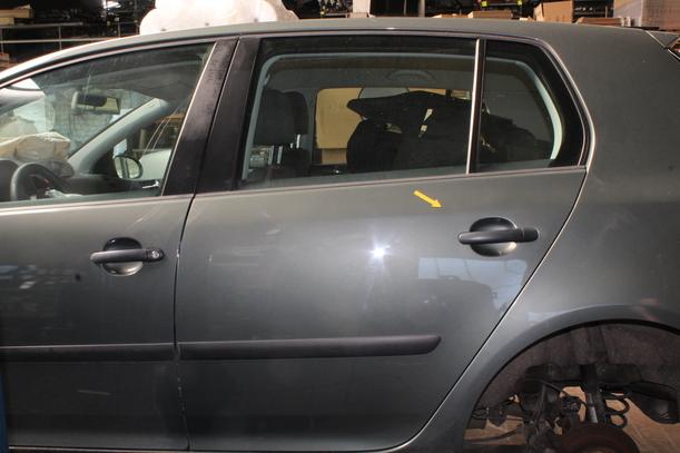 Foto: TÜR HINTEN LINKS ( LIMOUSINE ) eines VW Golf 1.6 FSI TS