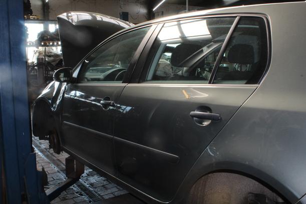 Foto: TÜR HINTEN LINKS ( LIMOUSINE ) eines VW Golf 1.6 FSI TS