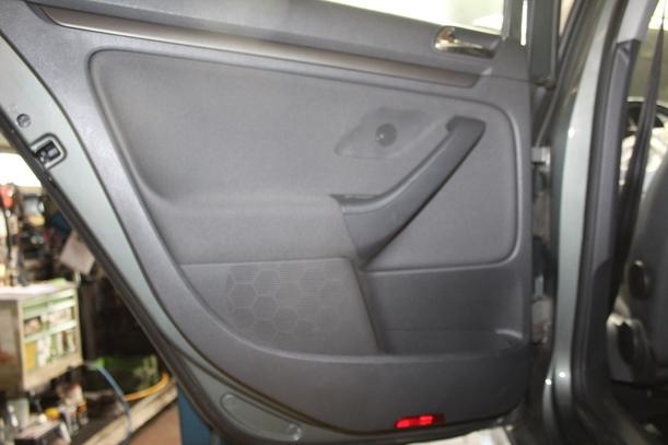 Foto: TÜR HINTEN LINKS ( LIMOUSINE ) eines VW Golf 1.6 FSI TS