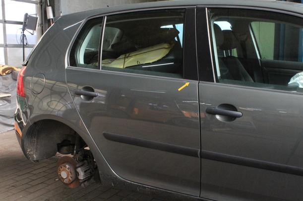 Foto: TÜR HINTEN RECHTS ( LIMOUSINE ) eines VW Golf 1.6 FSI TS