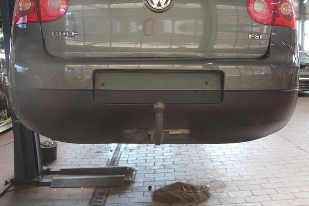 Foto: STOSSFÄNGER/ STOßSTANGE HINTEN ( LIMOUSINE ) eines VW Golf 1.6 FSI TS