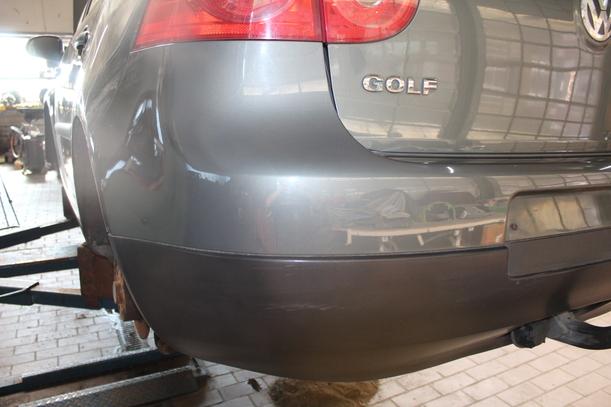 Foto: STOSSFÄNGER/ STOßSTANGE HINTEN ( LIMOUSINE ) eines VW Golf 1.6 FSI TS