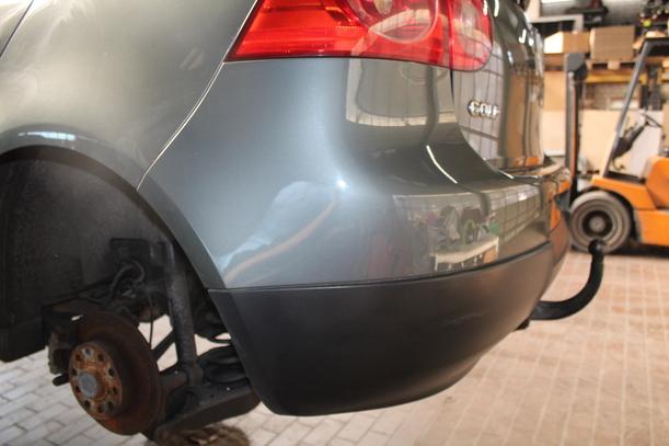 Foto: STOSSFÄNGER/ STOßSTANGE HINTEN ( LIMOUSINE ) eines VW Golf 1.6 FSI TS