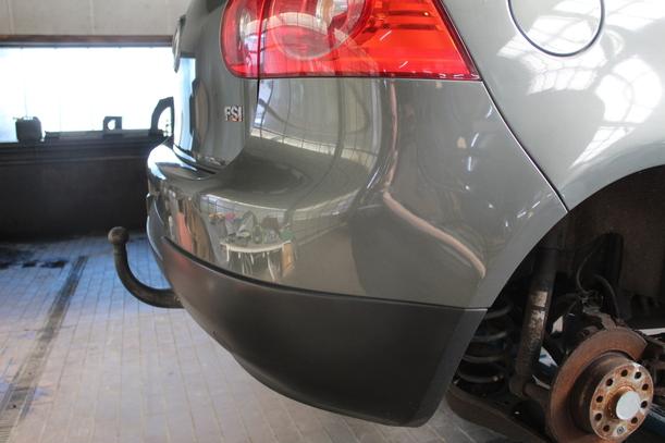 Foto: STOSSFÄNGER/ STOßSTANGE HINTEN ( LIMOUSINE ) eines VW Golf 1.6 FSI TS