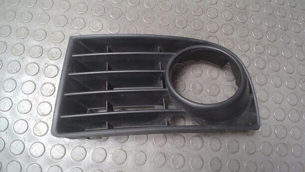 Foto: LÜFTUNGSGITTER/ BLENDE NEBELSCHEINWERFER LINKS eines VW Golf 1.6 FSI TS