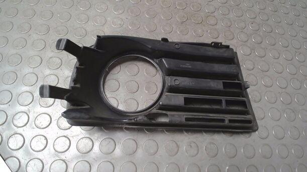 Foto: LÜFTUNGSGITTER/ BLENDE NEBELSCHEINWERFER LINKS eines VW Golf 1.6 FSI TS